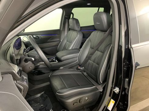 Used 2025 Buick Enclave Avenir w/ Super Cruise Package AWD/4WD image 29