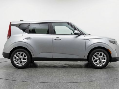 Used 2025 Kia Soul LX w/ LX Technology Package FWD image 11
