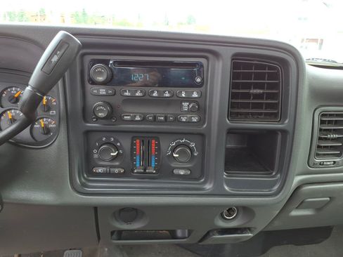 Used 2005 Chevrolet Silverado 1500 LS w/ Light Duty Power Package AWD/4WD image 16
