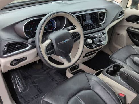 Used 2020 Chrysler Pacifica Limited w/ Advanced Safetytec Group FWD image 10