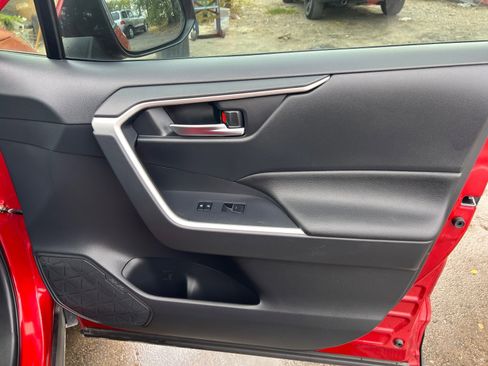 Used 2022 Toyota RAV4 SE image 17