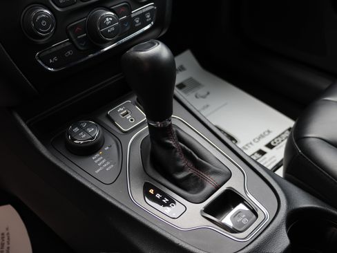 Used 2022 Jeep Cherokee Trailhawk AWD/4WD image 28