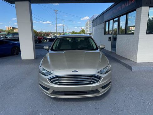 Used 2018 Ford Fusion SE FWD image 2