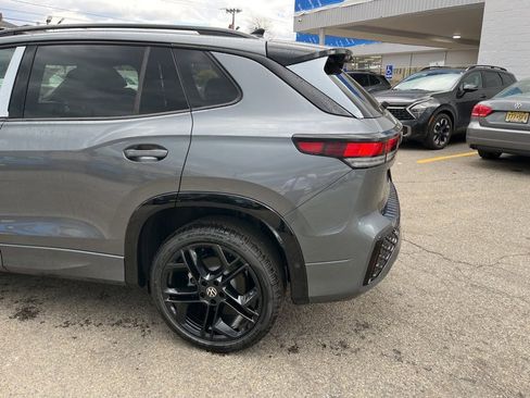 New 2026 Volkswagen Tiguan SE R-Line image 18