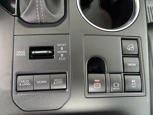Used 2023 Toyota Highlander XLE AWD/4WD image 18