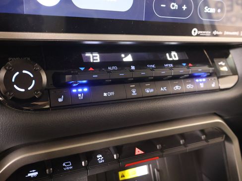 Used 2023 Toyota Tundra Limited AWD/4WD image 7