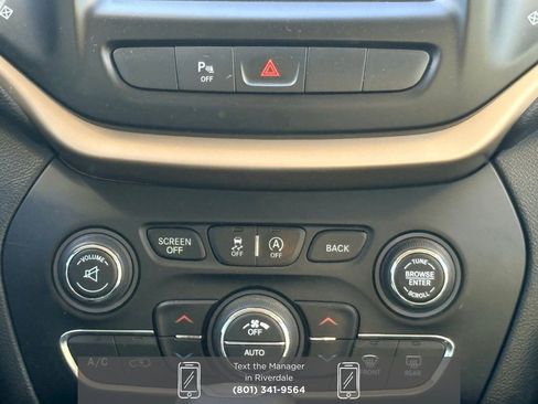 Used 2015 Jeep Cherokee Latitude w/ Comfort/Convenience Group image 16