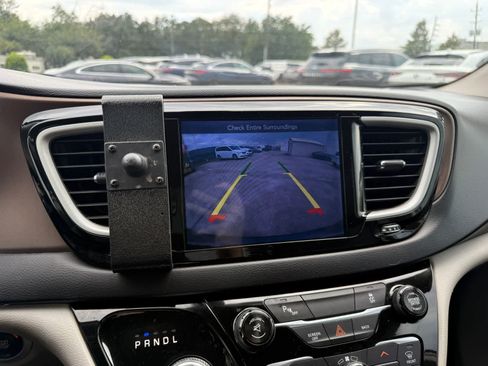 Used 2017 Chrysler Pacifica Touring-L FWD image 14