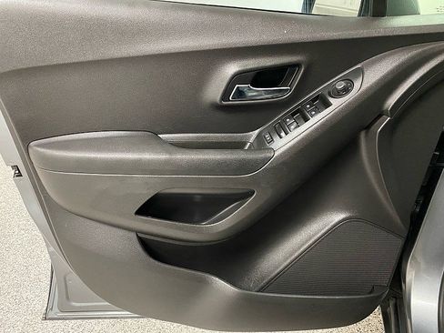 Used 2020 Chevrolet Trax LT w/ LT Convenience Package image 9