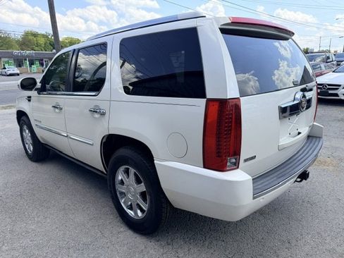 Used 2011 Cadillac Escalade Premium RWD image 4