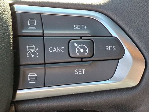 Used 2025 Jeep Compass Limited image 23