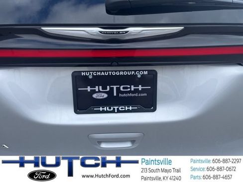 Used 2024 Chrysler Pacifica Touring-L FWD image 7