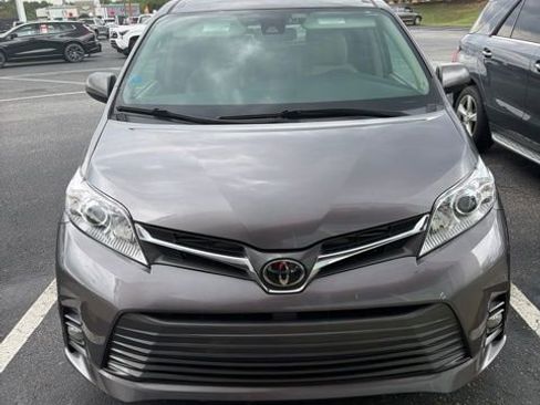 Used 2019 Toyota Sienna XLE w/ XLE Navigation Package FWD image 3
