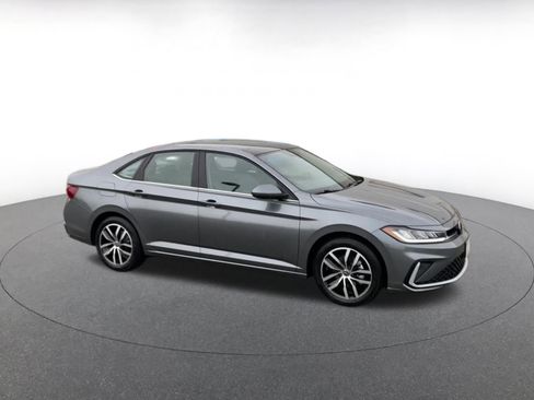 Used 2025 Volkswagen Jetta SE image 2