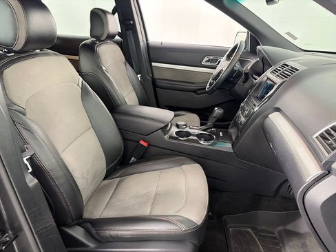 Used 2017 Ford Explorer XLT w/ Equipment Group 202A AWD/4WD image 31