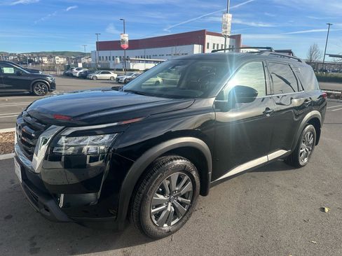 Certified 2025 Nissan Pathfinder SV image 4