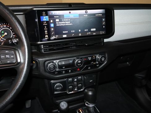 Used 2024 Jeep Gladiator Sport AWD/4WD image 41