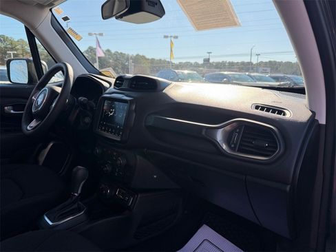Used 2023 Jeep Renegade Latitude image 17