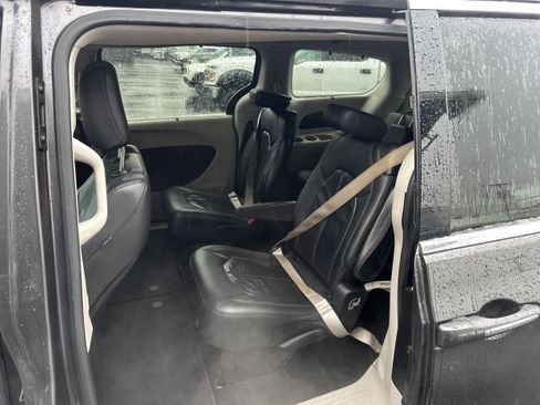 Used 2018 Chrysler Pacifica Touring-L image 10