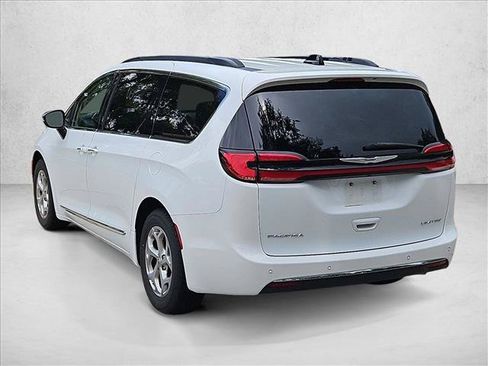 Used 2023 Chrysler Pacifica Limited FWD image 7