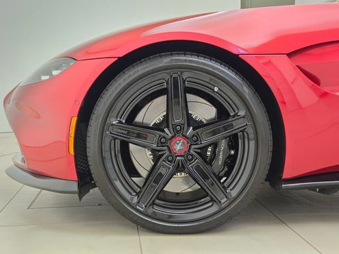 Used 2023 Aston Martin V8 Vantage Coupe RWD image 13