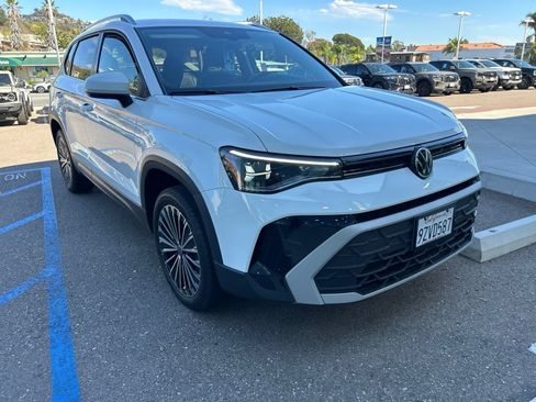 Used 2025 Volkswagen Taos SE FWD image 11