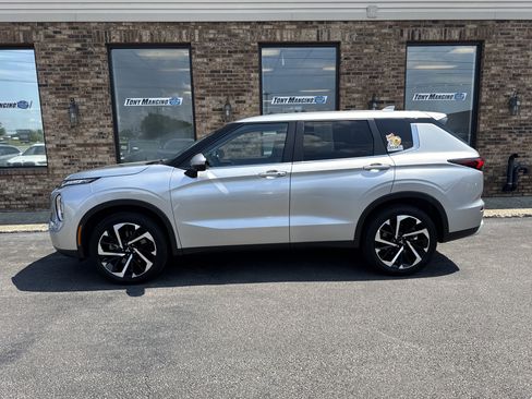 Used 2023 Mitsubishi Outlander SE AWD/4WD image 2