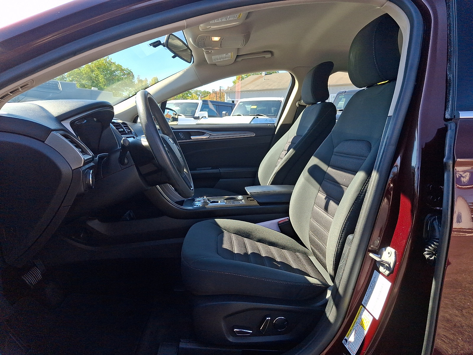 Used 2018 Ford Fusion SE w/ Fusion SE Technology Package FWD image 14