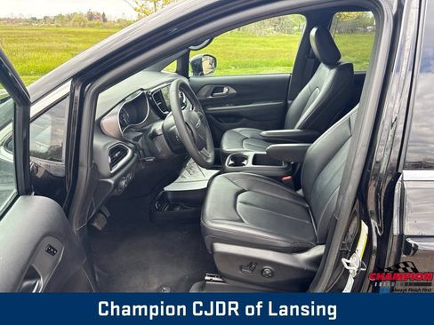 Used 2025 Chrysler Pacifica Select FWD image 14