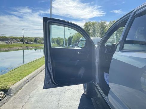 Used 2019 Toyota Tacoma TRD Off-Road AWD/4WD image 20