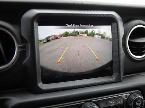Used 2023 Jeep Wrangler Unlimited Sahara w/ Cold Weather Group AWD/4WD image 18