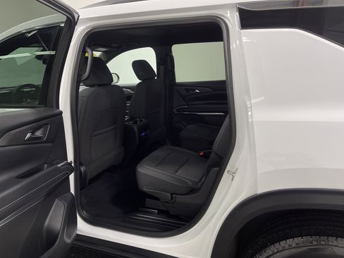 Used 2025 Chevrolet Traverse LT image 13