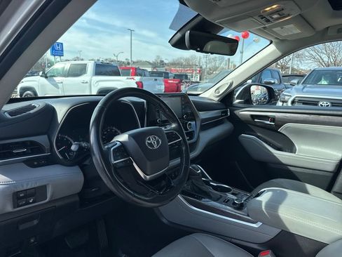 Used 2021 Toyota Highlander Limited image 16