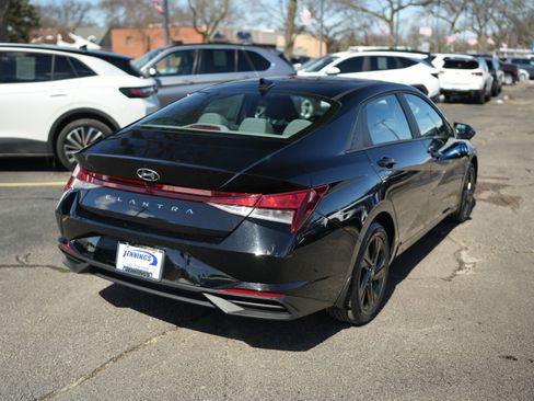 Used 2023 Hyundai Elantra SEL image 8