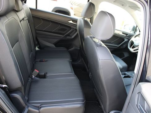 Used 2022 Volkswagen Tiguan SE FWD image 11