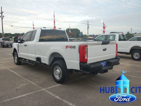 Used 2023 Ford F250 XL w/ FX4 Off-Road Package AWD/4WD image 3