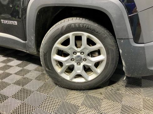 Used 2017 Jeep Renegade Latitude w/ Popular Equipment Group image 32