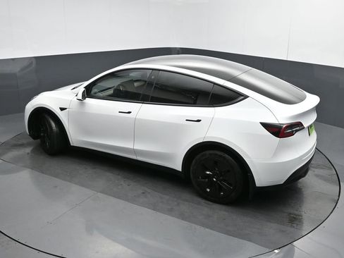 Used 2022 Tesla Model Y Long Range image 38