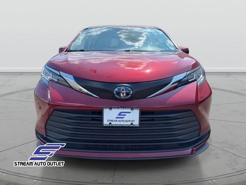 Used 2022 Toyota Sienna LE image 2