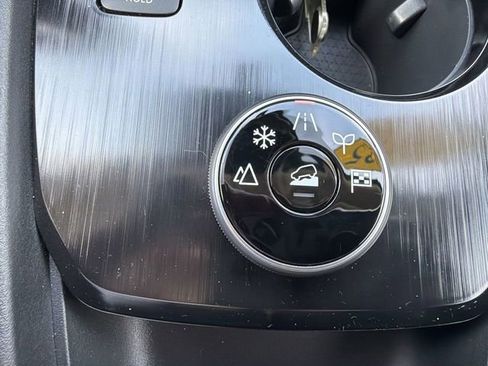 Used 2025 Nissan Rogue SV image 30