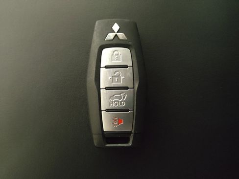 Used 2024 Mitsubishi Outlander SE image 32