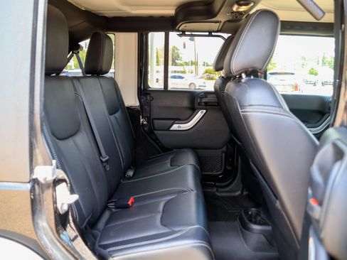 Used 2018 Jeep Wrangler Unlimited Rubicon w/ Connectivity Group AWD/4WD image 10