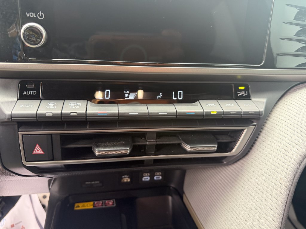 Used 2025 Toyota Camry SE FWD image 16