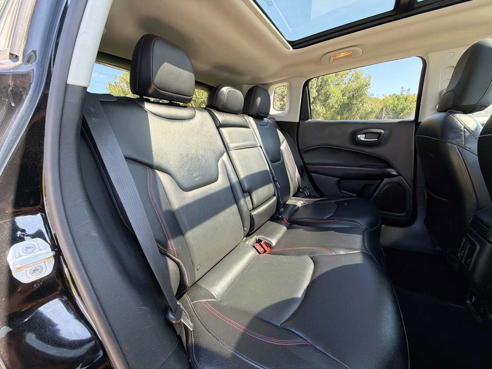 Used 2017 Jeep Compass Trailhawk w/ Leather Interior Group AWD/4WD image 18