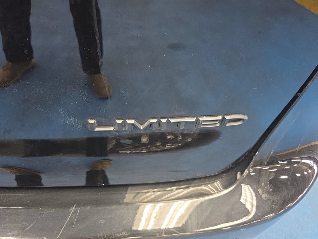 Used 2025 Chrysler Pacifica Limited FWD image 6