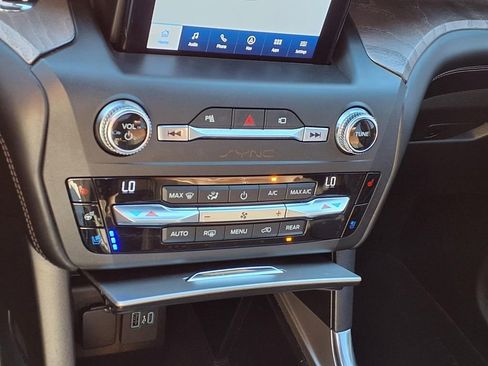 Used 2020 Ford Explorer Platinum w/ Premium Technology Package image 14