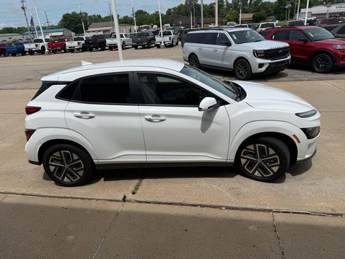Used 2023 Hyundai Kona SE FWD image 5