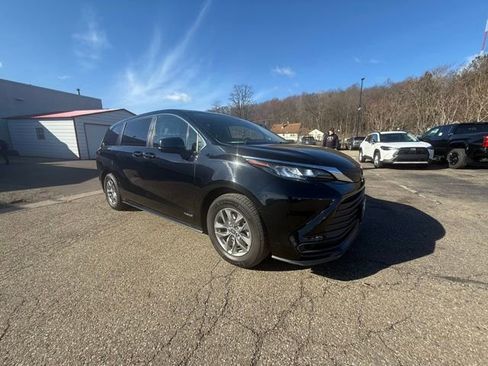 Used 2021 Toyota Sienna LE image 1