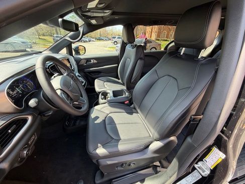 New 2026 Chrysler Pacifica Select image 15