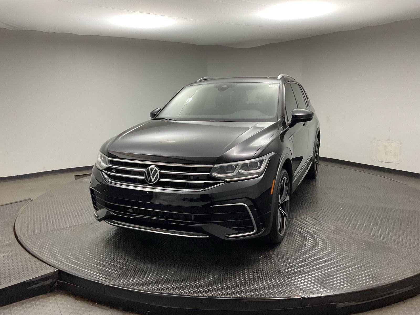 Used 2023 Volkswagen Tiguan SEL R-Line AWD/4WD image 3